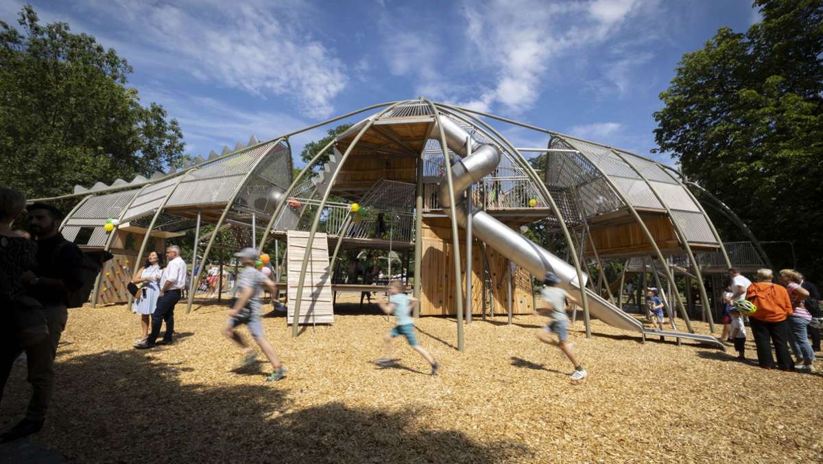 Neuer Spielplatz im Rosensteinpark: Kinder erobern den Stuttgarter Rosensteindino