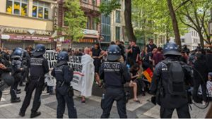 Stuttgart: Einsatzkräfte angegriffen - Polizei stoppt 1. Mai-Demo