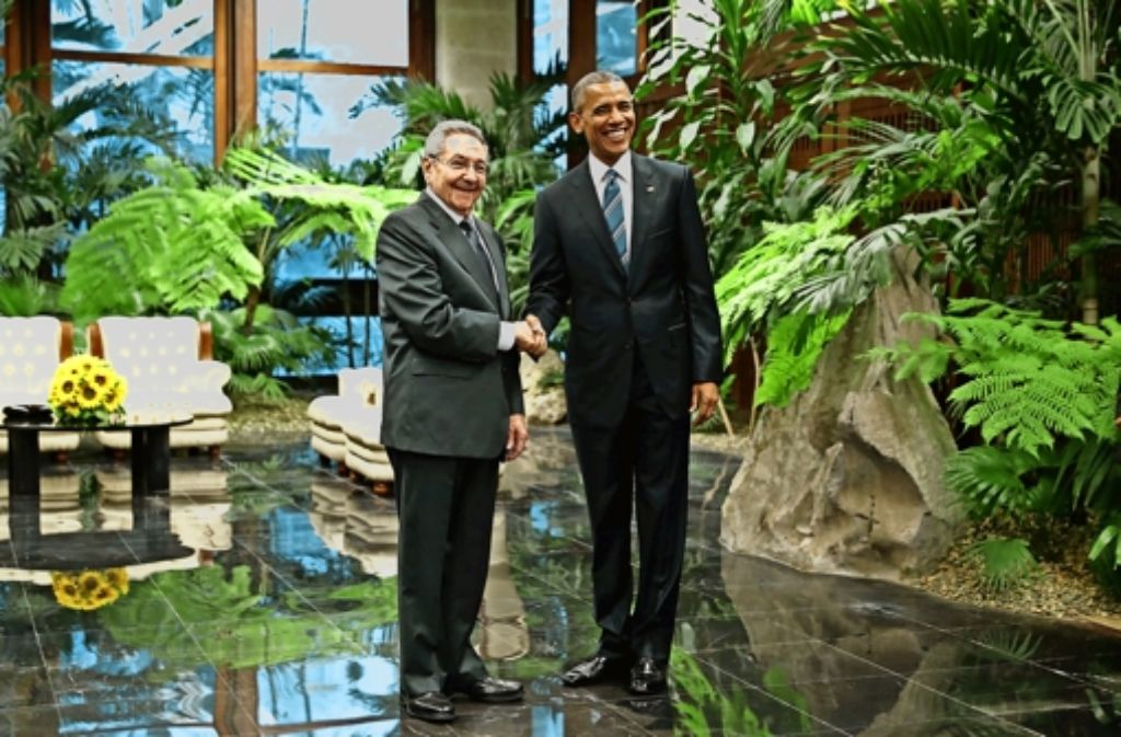 Vor den Kameras begrüßen sich Raúl Castro und Barack Obama freundlich. Zu herzlich soll der Empfang aus Sicht des kubanischen Staatschefs aber nicht geraten.