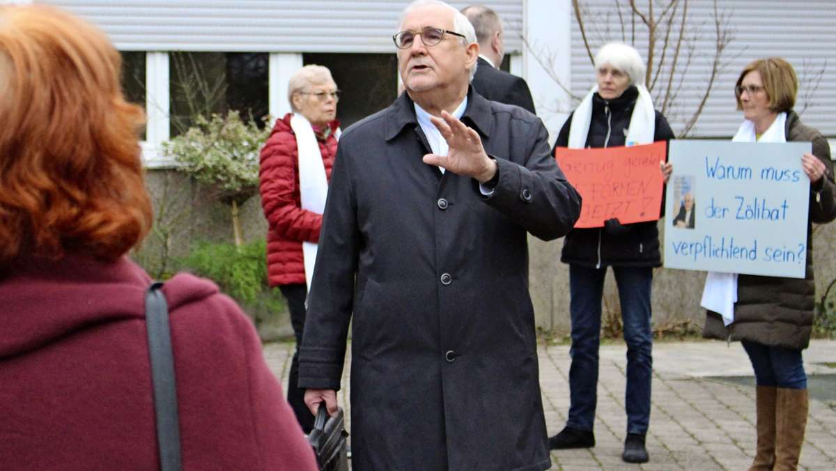 Protest in Hohenheim: Frauen konfrontieren Bischof Fürst