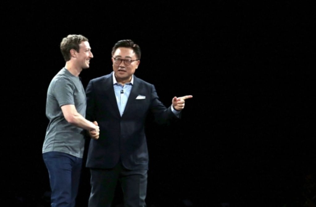 Zur Präsentation von Samsung am Sonntagabend holt sich DJ Koh, Chef der Handy-Sparte bei Samsung, Mark Zuckerberg auf die Bühne.