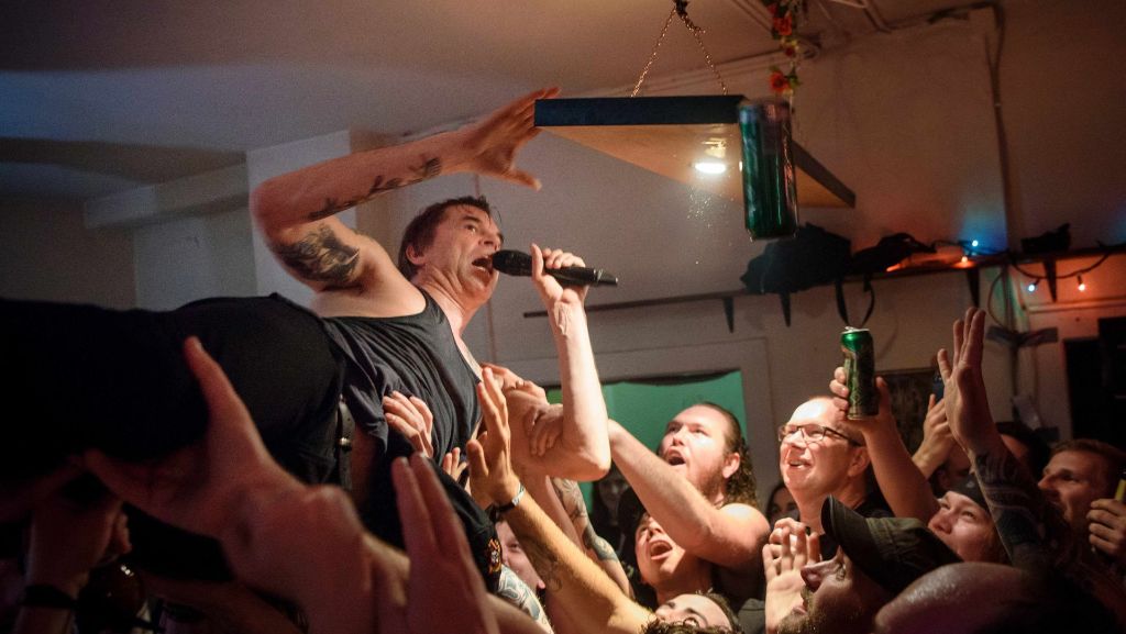Wohnzimmer-Tour der Toten Hosen: Exzessives Rockkonzert auf nur 35 Quadratmetern