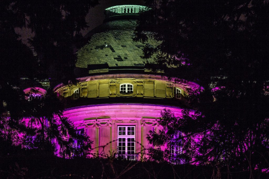 Die Villa Reitzenstein war am Freitagabend ein besonderer Blickfang - sie erstrahlte in violettem Licht. Die baden-württembergische Landesregierung hat damit ein Zeichen gegen die Todesstrafe gesetzt.