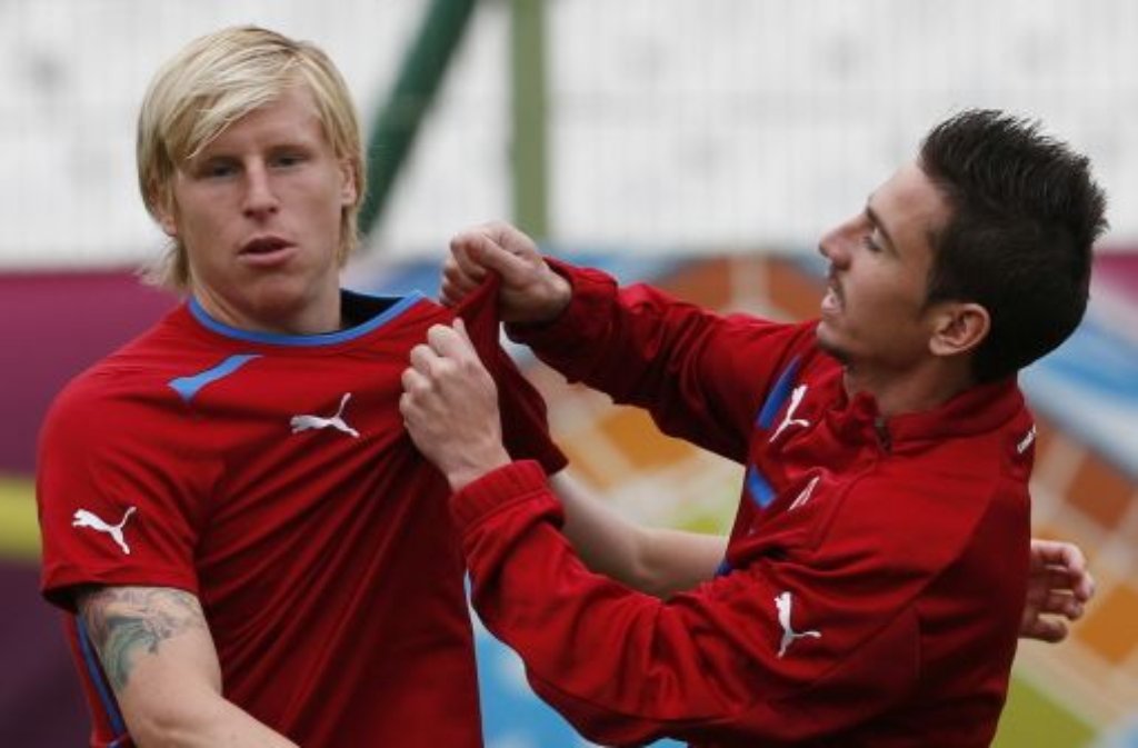 Eben noch EM, künftig FCA: Der tschechische Nationalspieler Milan Petrzela (rechts), der bei der Europameisterschaft zu einem Kurzeinsatz kam, wechselt von Viktoria Pilsen zum FC Augsburg. Der Mittelfeldspieler ist 29 Jahre alt.