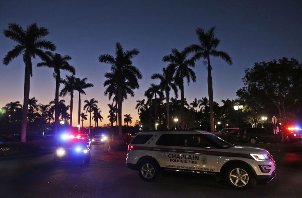 Medienberichten zufolge suchte die Polizei in Parkland - etwa 75 Kilometer nördlich der Metropole Miami - stundenlang nach dem Schützen.
