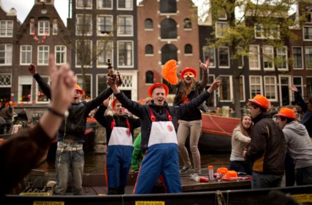 Jubel auf den Grachten: Auf den Kanälen in Amsterdam feiern hunderte Niederländer auf Booten eine große Party.