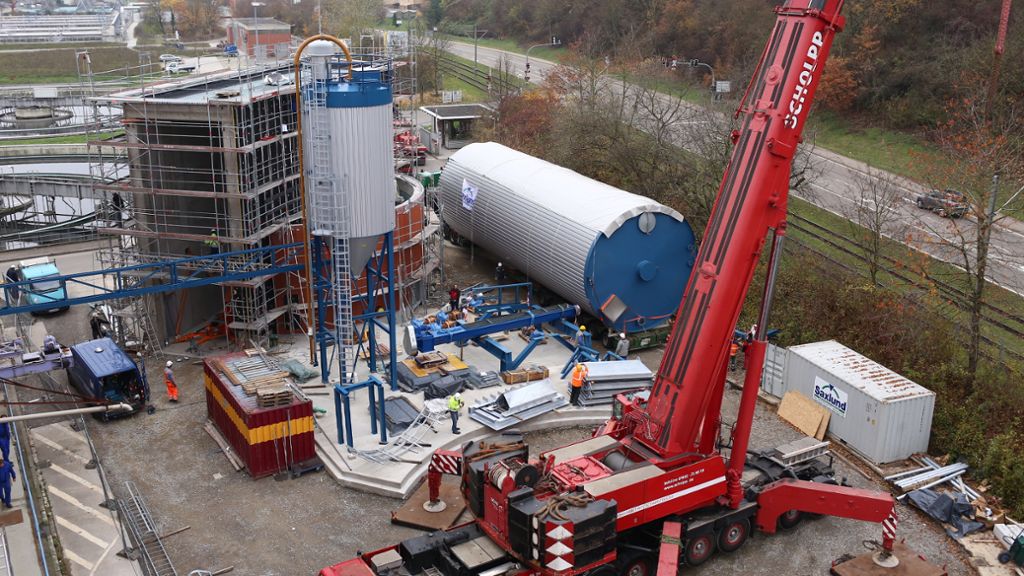 Stuttgart-Mühlhausen: 50 Tonnen schweres Stahlsilo war unterwegs zum Hauptklärwerk Mühlhausen