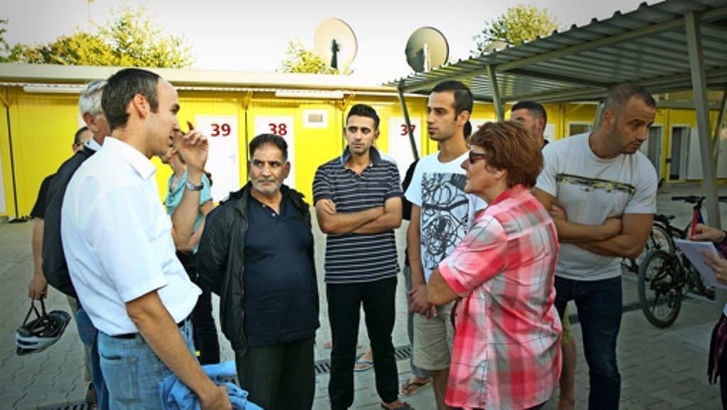 Flüchtlinge in Weilheim: Das Handy ist die einzige Verbindung zu Verwandten