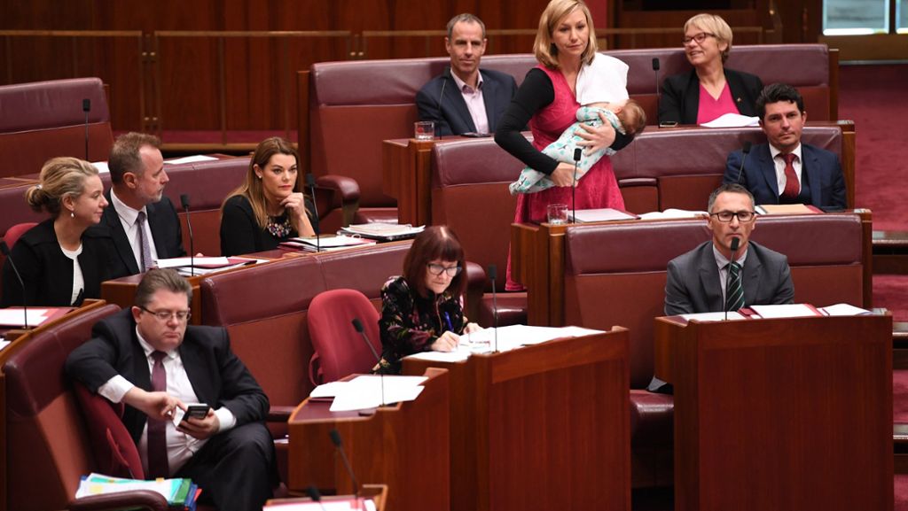 Australien: Abgeordnete hält Rede und stillt dabei