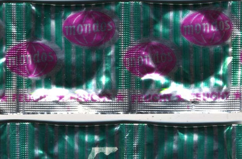 DDR-Kondom: In der DDR war der Kondomkauf eine diskrete Angelegenheit. Man(n) bestellte die Präser per Post beim Dresdner Familienunternehmen H. Kästners, das rund zwei Millionen Kondome der Marke „Mondos“ pro Jahr verschickte. Kondome mit Fruchtgeschmack hießen „Mondy’s“.
