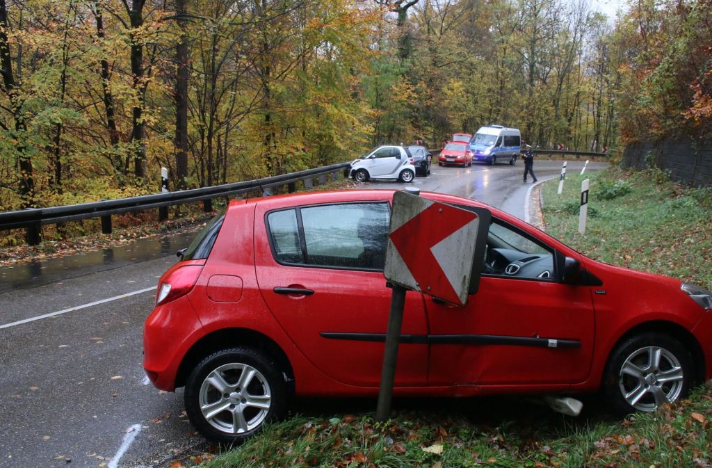Auf der Karl-Kloß-Straße im Stuttgarter Süden ist es am Sonntagnachmittag zu einem schweren Unfall gekommen.