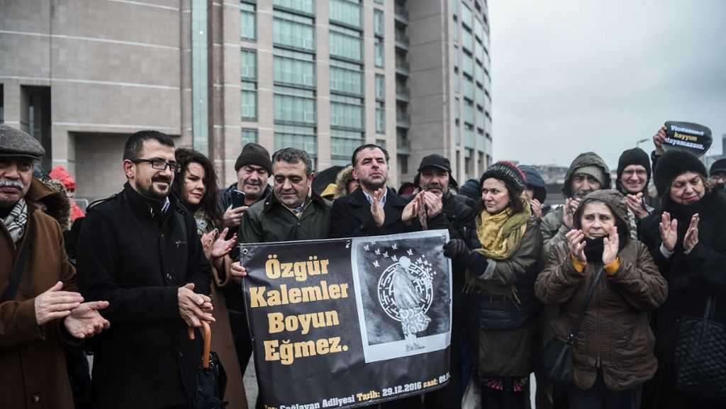 Autorin Asli Erdogan: Gericht ordnet Freilassung an