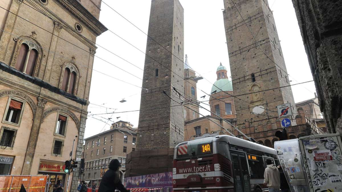„Höchste Alarmstufe“ in Bologna: Neue Risse und Schwankungen – Droht der Garisenda-Turm einzustürzen?