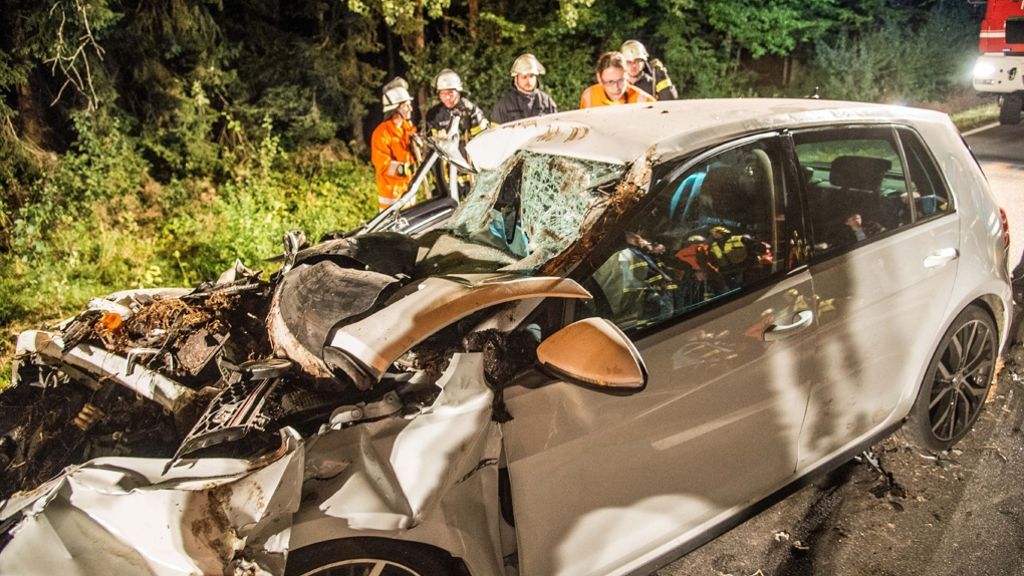 Neckar-Odenwald-Kreis: Autofahrer kracht in Traktor und stirbt