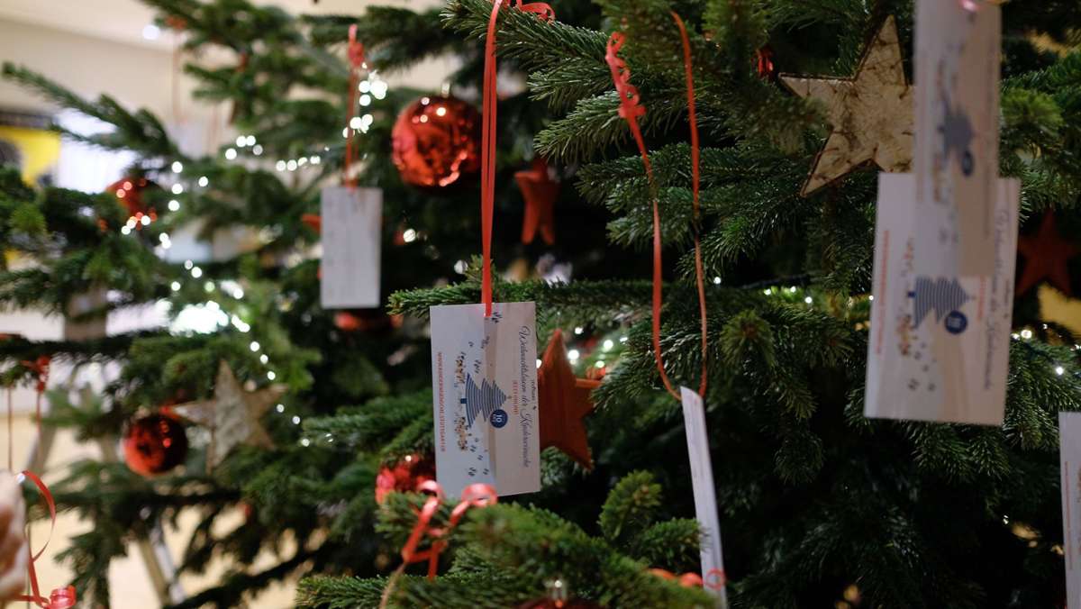 Spendenaktion in Stuttgart: Ein Weihnachtsbaum voller Kinderwünsche