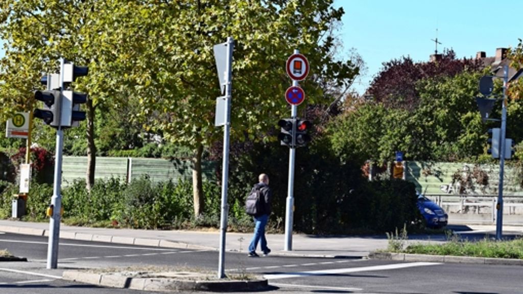 Stuttgart-Dachswald: Autofahrer übersehen nach scharfer Kurve die Ampel