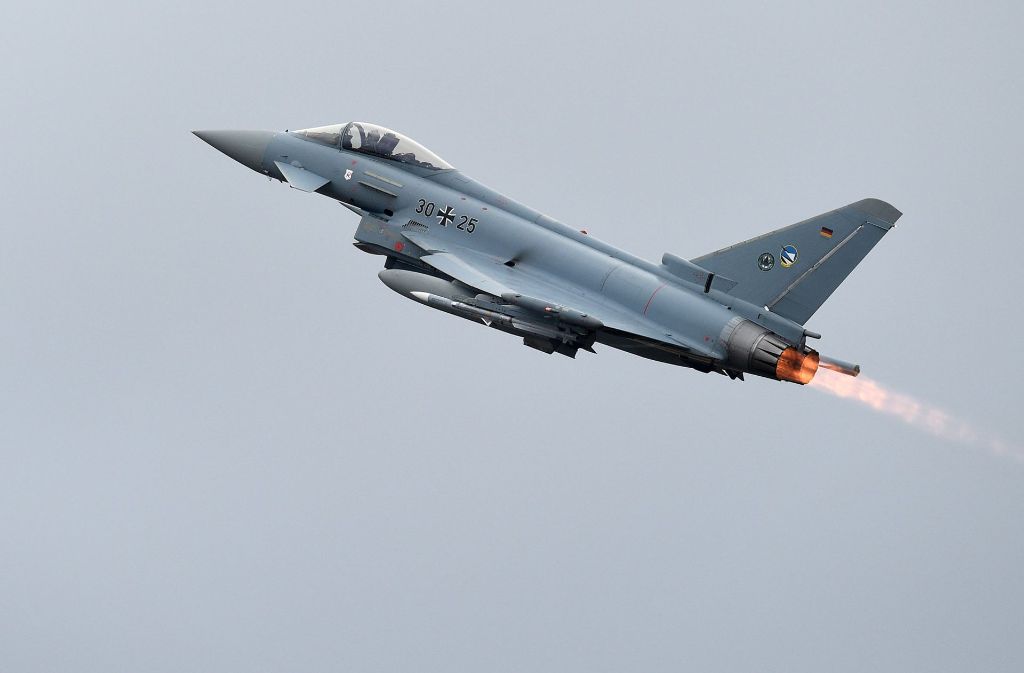 Etwas zweimal im Monat müssen Eurofighter der Luftwaffe Passagiermaschinen zum Landen zwingen.