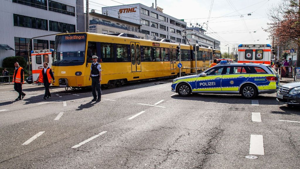 Stuttgart-Wangen: 48-jähriger Autofahrer von Stadtbahn erfasst