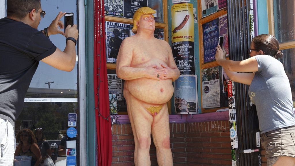 „The Emperor has no Balls“: Nackte Trump-Skulptur sorgt für Aufsehen