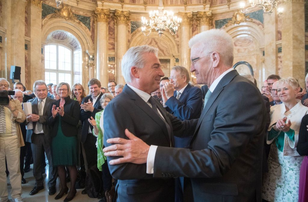 Innenminister Thomas Strobl (links) beglückwünscht Winfried Kretschmann zu dessen Geburtstag.