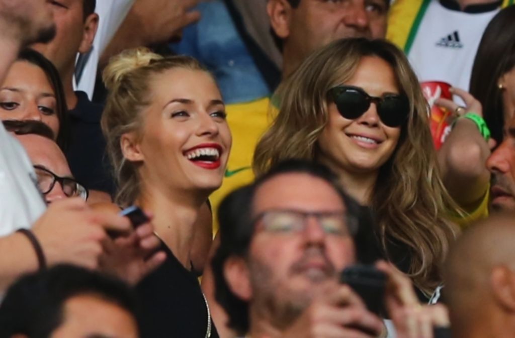 Lena Gercke (links) hat gut lachen: Ihrem Freund Sami Khedira gelang das 5:0 in der 29. Minute. Auch Mandy Capristo, Freundin von Mesut Özil, scheint zu gefallen, was sie sieht.