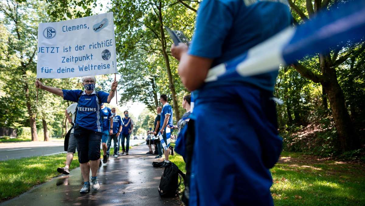 Rund um die Veltins-Arena: Schalke-Fans protestieren gegen Tönnies und Vorstand