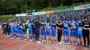 News zu den Stuttgarter Kickers: Die Blauen verlieren  in Homburg – Fans muntern Team auf