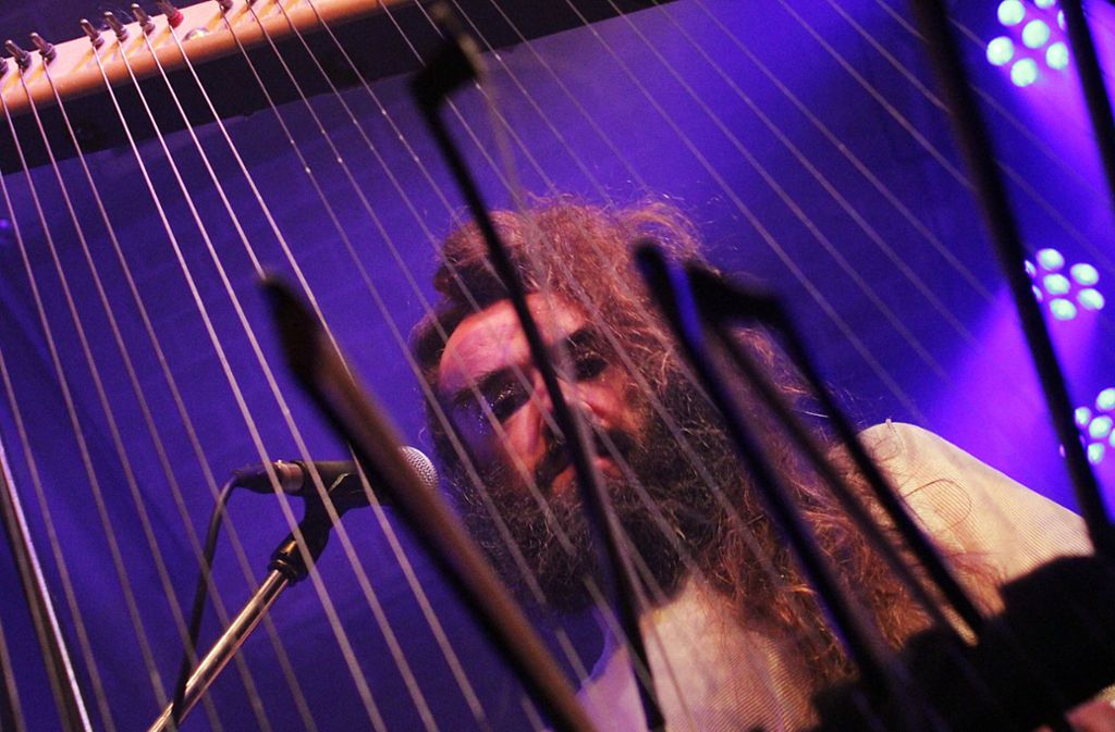 Hans Unstern spielt seine selbst gebaute Mischung aus Harfe und Zither mit Cellobögen – und jagt die Sounds durchs Effektgerät.