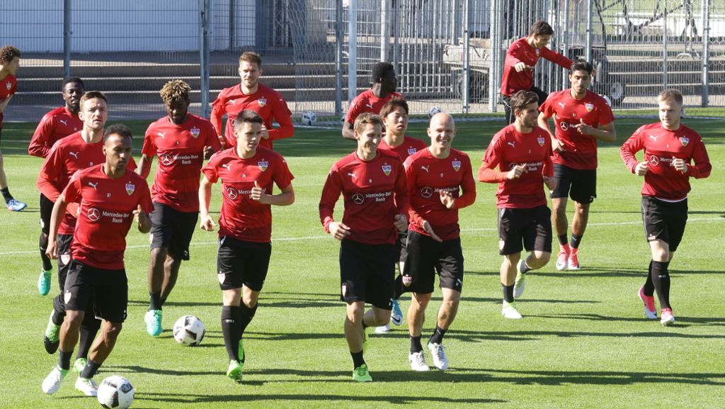 Vor Hannover 96: VfB Stuttgart trainiert in der Sonne