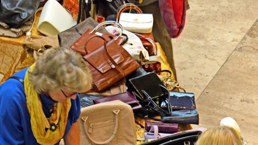 Benefizaktion in Stuttgart-Mitte: Frauen im Handtaschenfieber