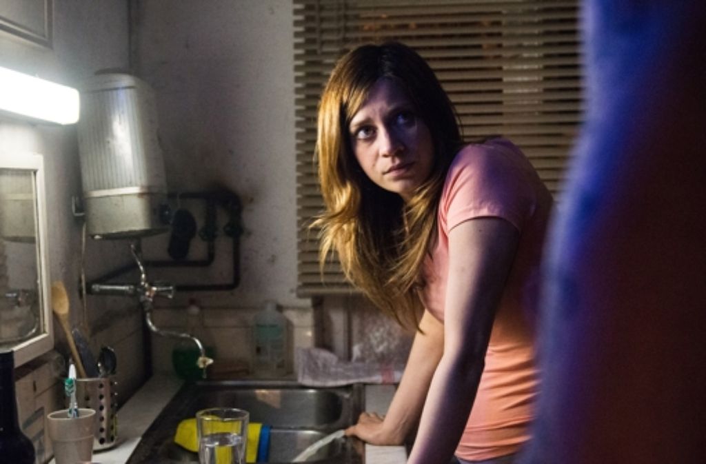 Die schwangere Laura (Claudia Eisinger) sucht nach einem Weg, die Geisel loszuwerden.