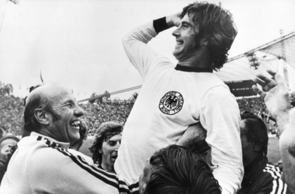 Der Torschütze jubelt mit Bundestrainer Helmut Schön nach dem Endspiel Deutschland gegen Niederlande bei der Fußball-WM 1974 im Olympiastadion in München.