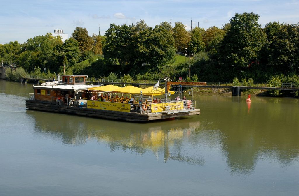 Auf dem Neckar feiern können Junggesellen auf dem Stuttgarter Partyfloß. Neckar-Käpt’n bietet verschiedene Fahrten mit Verpflegung an.