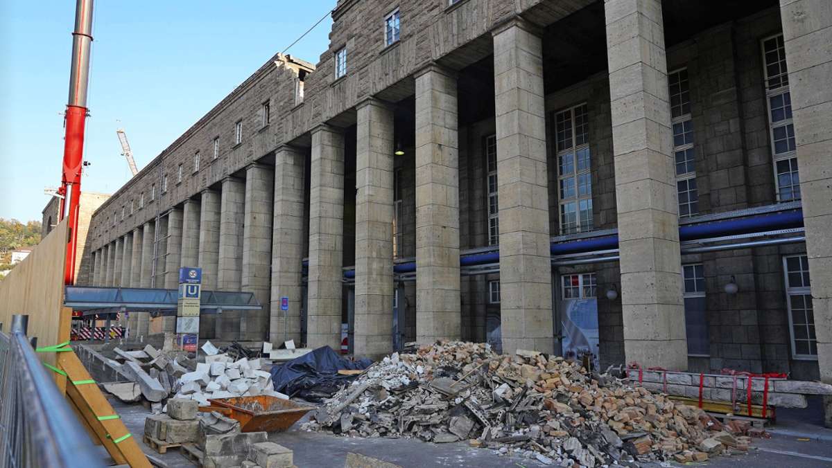 Bonatzbau  Stuttgart: Trümmer vom Fassadenabsturz werden beseitigt
