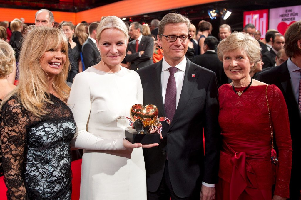 Zusammen mit Schauspielerin Goldie Hawn (ganz links), Außenminister Guido Westerwelle (FDP) und Verlegerin Friede Springer hieß es später lächeln fürs Gruppenfoto.