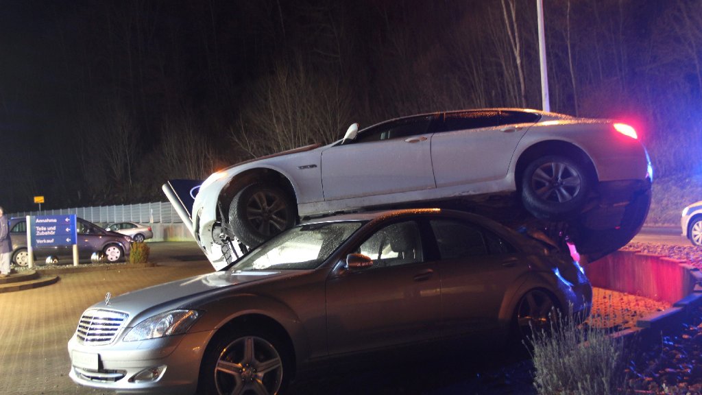 Unfall in Bad Urach: Autofahrerin schanzt auf Mercedes
