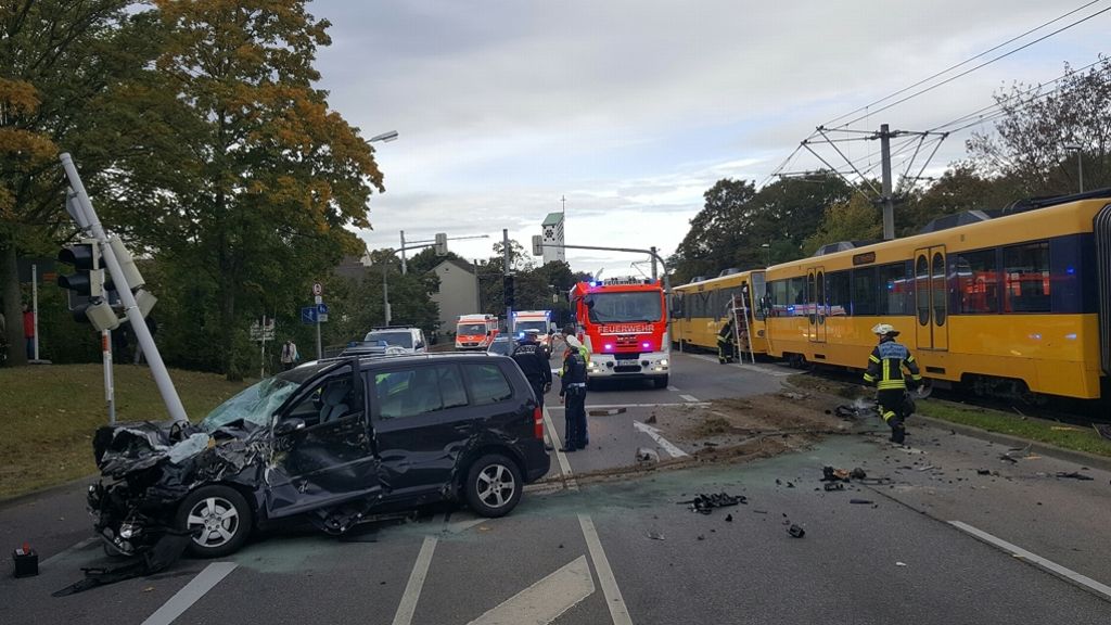 Stuttgart-Mühlhausen: 130.000 Euro Schaden und zwei Verletzte bei Stadtbahnunfall