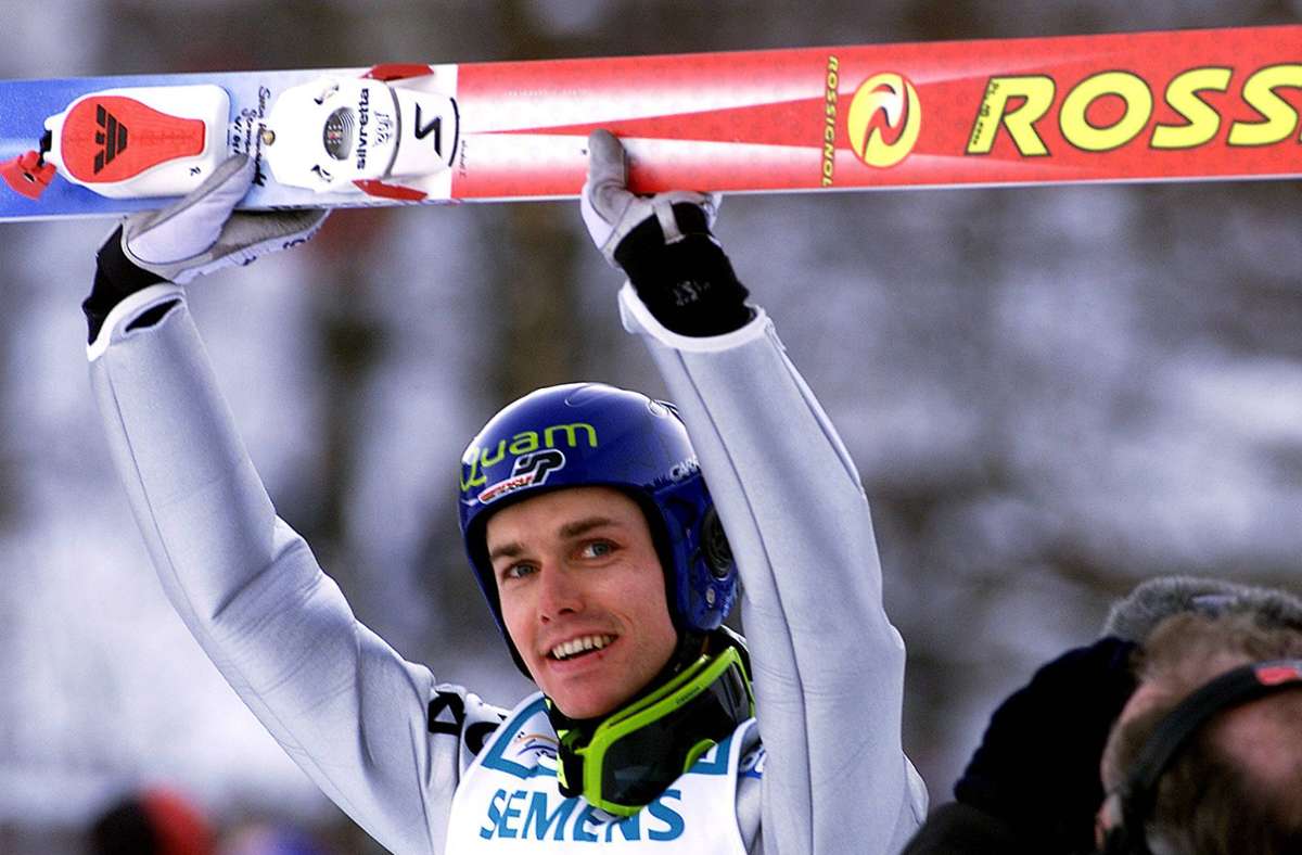 2002: Sven Hannawald (Deutschland) gewinnt als erster Athlet die Tournee mit Siegen in allen vier Springen.