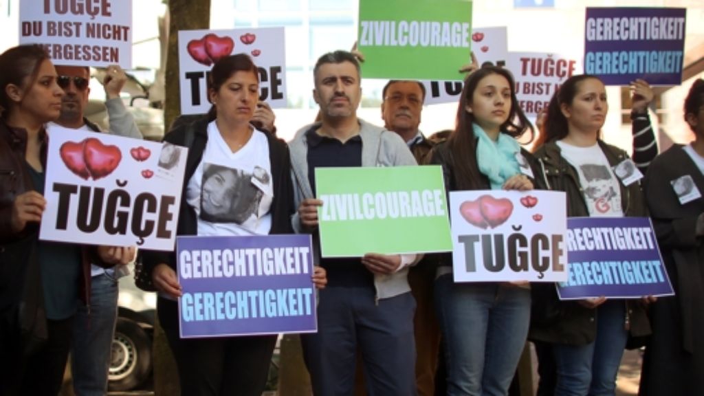 Prozess um Tugces Tod: Freunde der Studentin halten Mahnwache ab