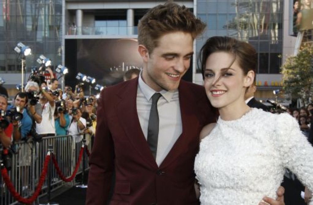 Twilight-Fans in aller Welt jaulen im Juli auf: Kristen Stewart soll den allseits begehrten Robert Pattinson betrogen haben. Öffentlich muss die Untreue Abbitte leisten. Wie der Beziehungsstatus der beiden momentan ist? Wir haben den Überblick verloren!
