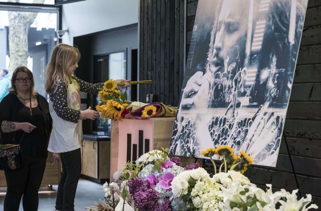 Sie legten Blumen in Seattle für den verstorbenen Musiker nieder.