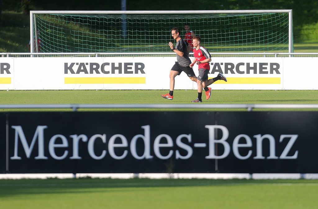 Nach der Vertragsunterschrift ist VfB-Neuzugang Santiago Ascacibar ins Training eingestiegen.