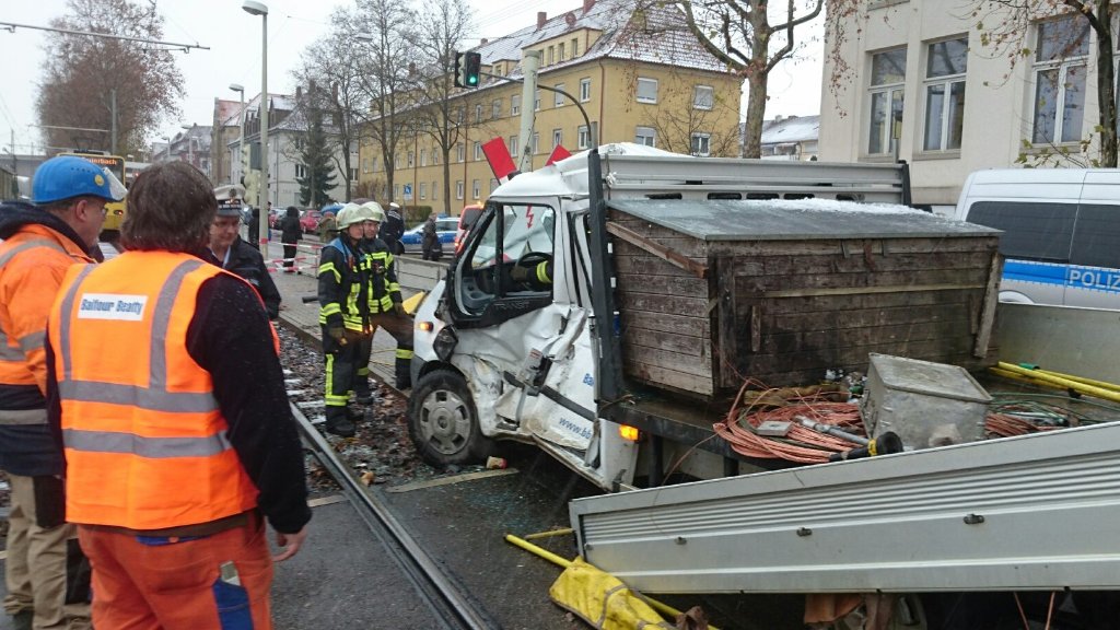 Unfall in Stuttgart-Untertürkheim: Stadtbahn kollidiert mit Lkw