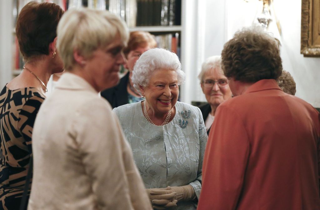 12. Oktober 2017: Königin Elizabeth II besucht einem Empfang der britischen Marine und spricht gut gelaunt mit ihren Gästen. Der Besuch fand zur Feier des 100-jährigen Jubiläum des Women’s Royal Navy Service und dem Women’s Auxiliary Army Corp statt. Foto: Steve Parsons/PA Wire/dpa