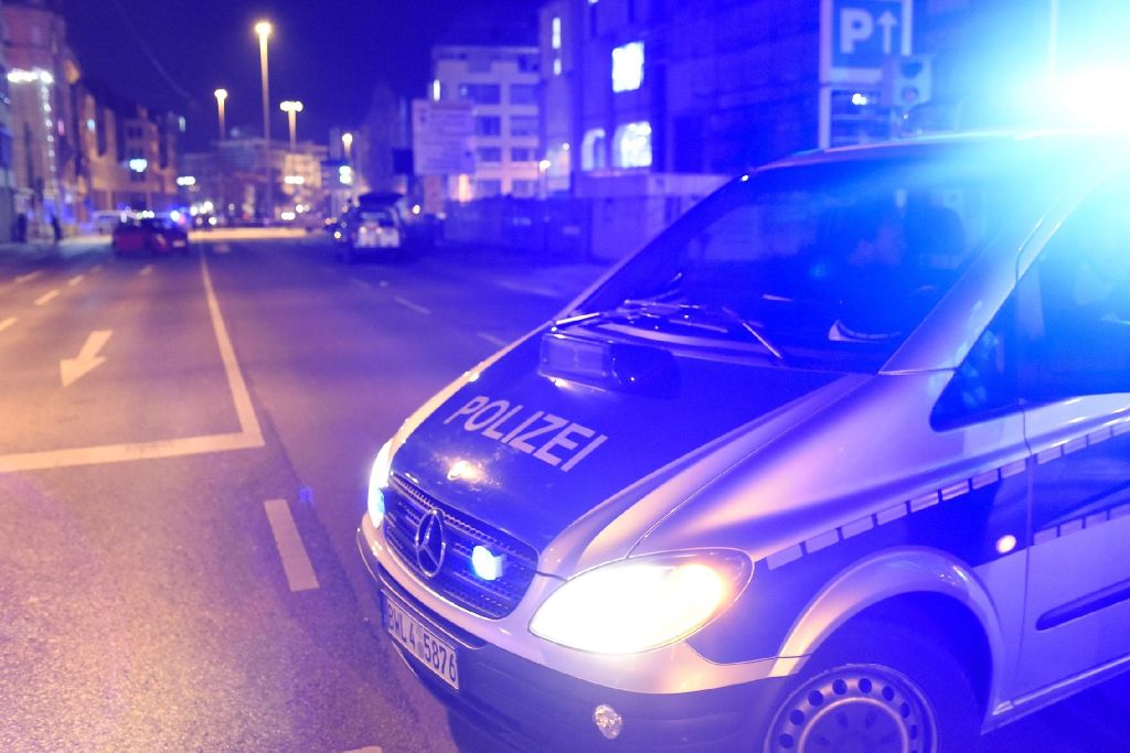 Ein Polizist wurde am Mittwochabend in Stuttgart überfahren. Die Spezialeinheit eröffnet daraufhin das Feuer.