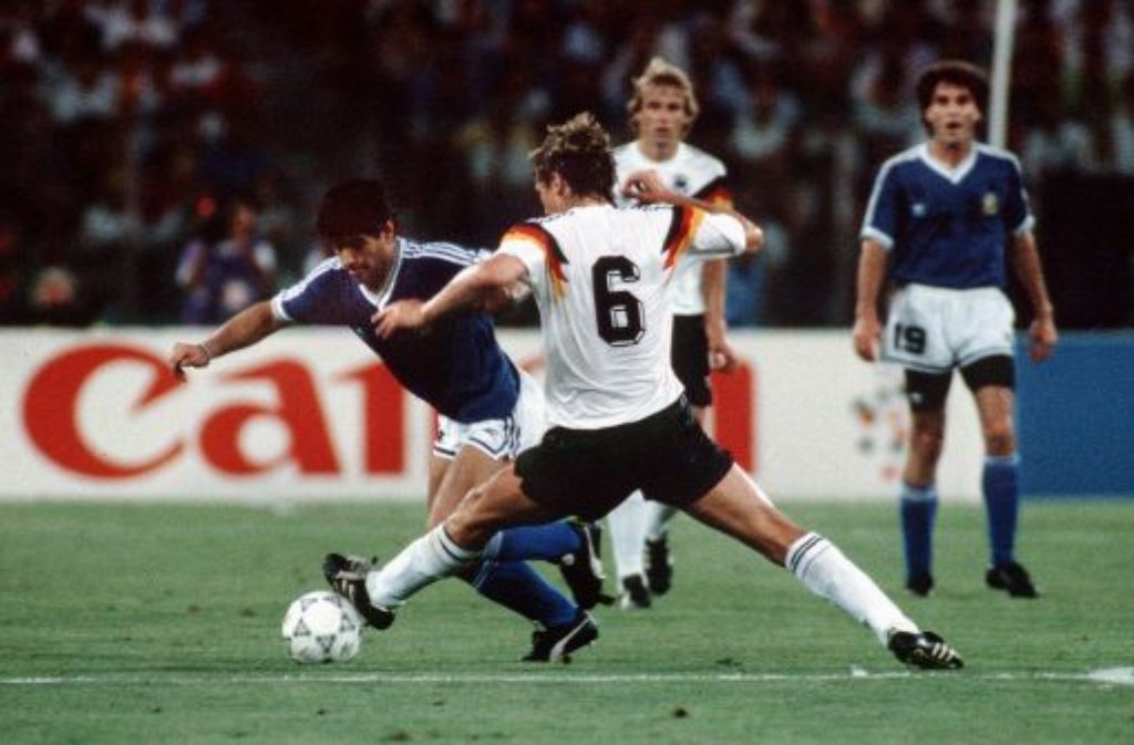 ... den anderen Diego – Superstar Maradona (links, im Zweikampf mit Buchwald) – komplett ausschaltete, sondern schon nach dem Achtelfinale gegen die Niederlande aufgrund seines Übersteigers vor der Flanke zu Jürgen Klinsmanns 1:0. Bei den ...