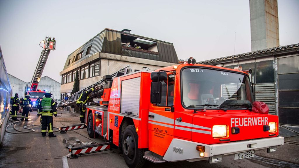 Stuttgart-Mühlhausen: Dachstuhl gerät in Brand