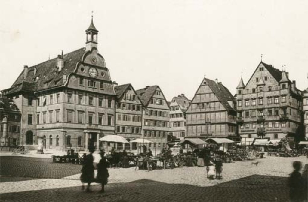 Stuttgart, wie es früher war: Im zweiten Teil unserer Fotostrecke präsentieren wir Ihnen weitere historische Aufnahmen der Schwabenmetropole: Der Marktplatz und das alte Rathaus im Jahr 1892, exakt ...