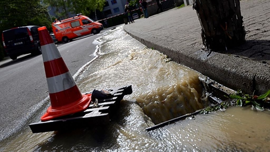 Im Lauchhau in Stuttgart-Vaihingen: Nach Rohrbruch fließt Wasser in Strömen