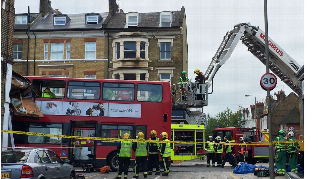 Unfall in London: Doppeldecker-Bus kracht in Geschäft